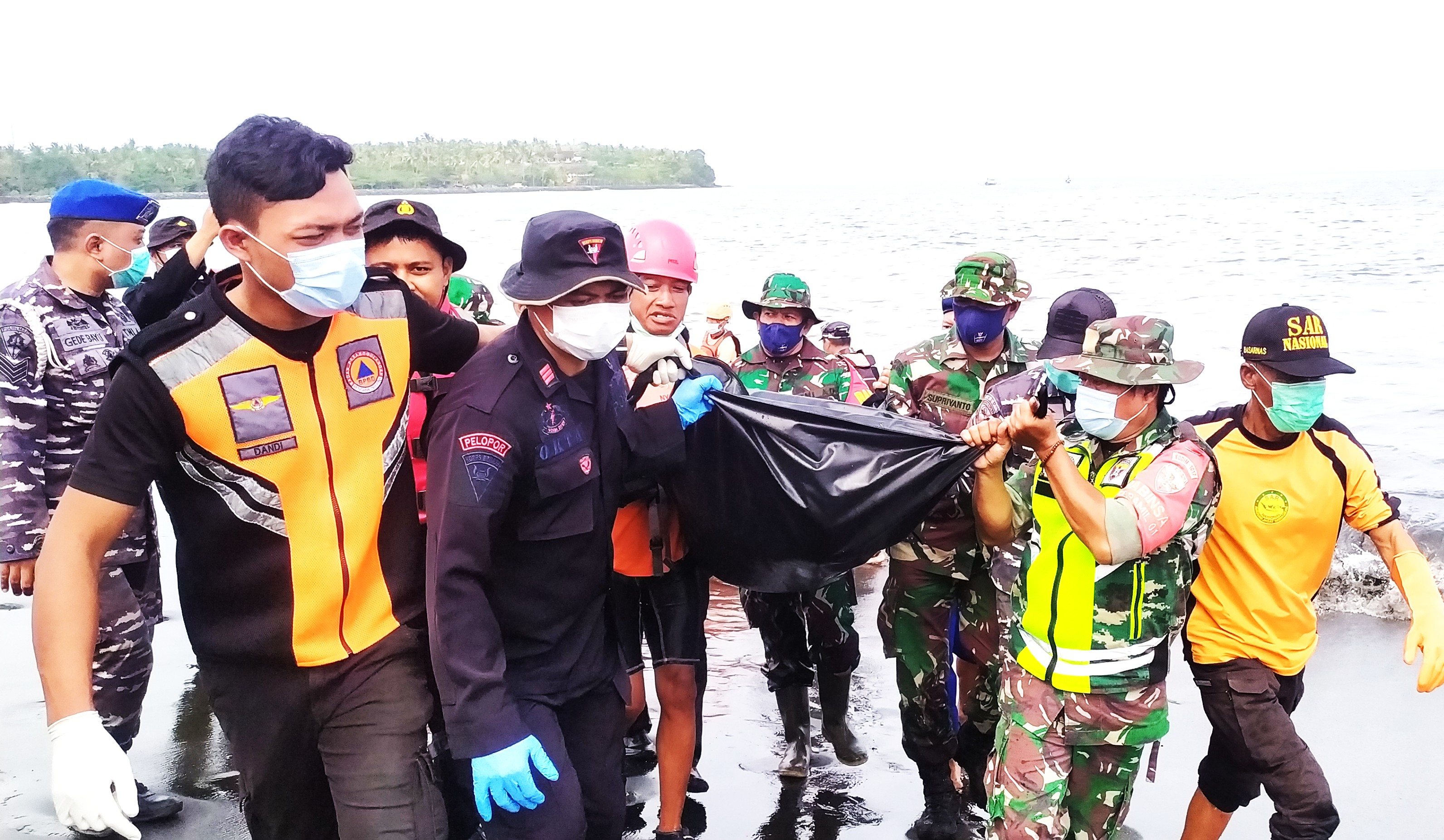 EVAKUASI JASAD KORBAN: Korban KMP Tunu Pratama Jaya ke -48 ditemukan di Perairan Desa Pengambengan, dievaksusi ke Posko Pantai Pebuahan, Desa Banyubiru, Sabtu (12/7/2025).(M.Basir/Radar Bali)