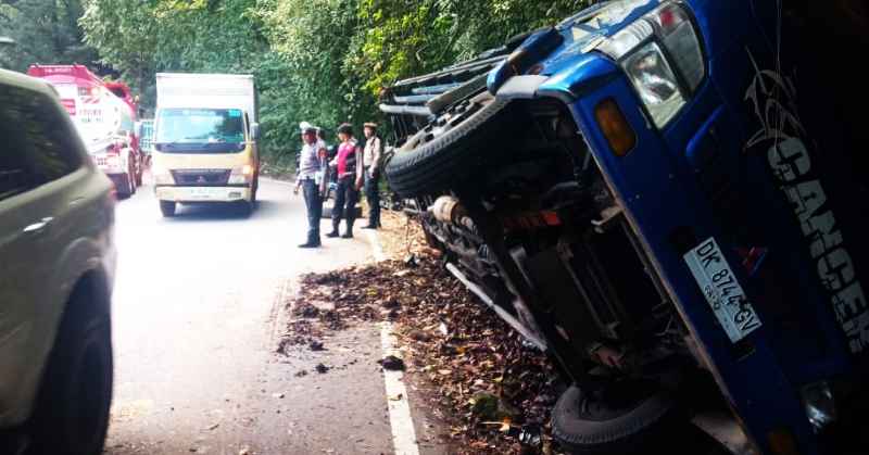 BENAR-BENAR MENYENGSARAKAN SOPIR TRUK : Salah satu lakalantas selama pengalihan arus ke Jalan Raya Singaraja-Denpasar. (Foto: Polres Buleleng untuk Radar Bali)