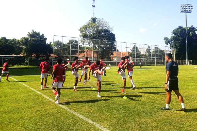 PEMUSATAN LATIHAN : Timnas U-17 latihan di Lapangan Gelora Samudra, Kuta, Badung. (Foto-foto : I Wayan Widyantara)