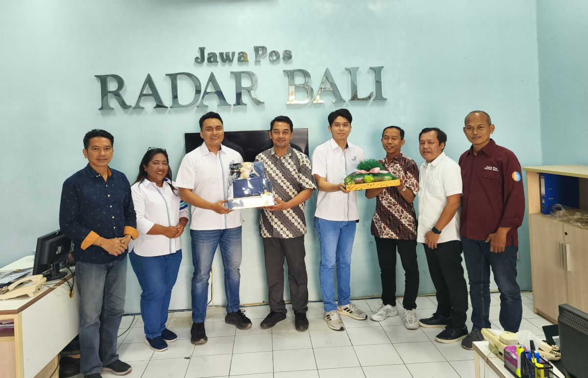 MITRA STRATEGIS: Branch Manager Asuransi Astra Denpasar Fahmi Arifin (tiga dari kiri) saat menyerahkan kenang-kenangan kepada Wakil Direktur Jawa Pos Radar Bali Ibnu Yunianto Jumat (11/7/2025).