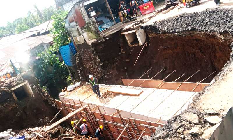 DIKLAIM SUDAH 60 PERSEN : Perbaikan Jalan Nasional yang amblas didepan Pasar Bajera, Selemadeg Tabanan.  (juliadi/radar bali)