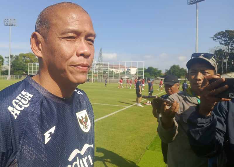 MASIH KEPIKIRAN PASPOR  PEMAIN: Coach  Nova Arianto masih terkendala paspor pemain U-17. (wayan widyantara)