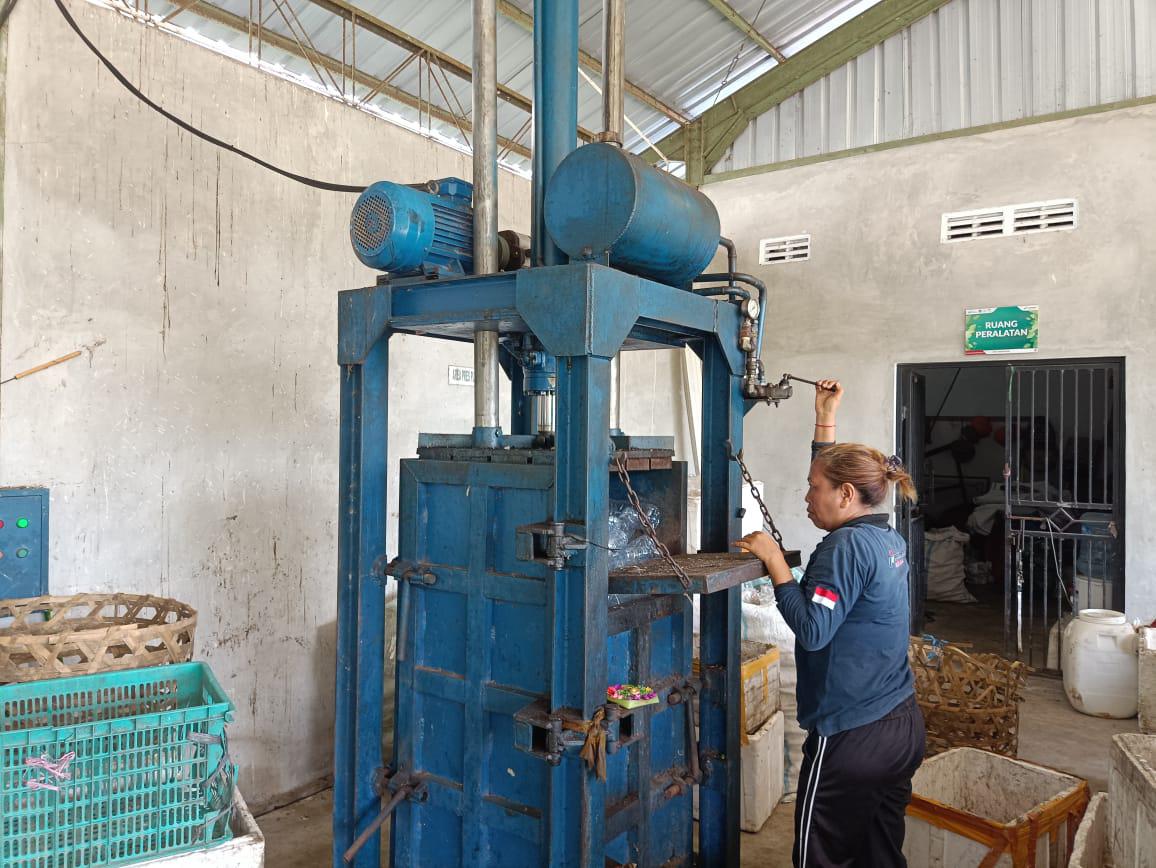 Program dimulai sejak tahun 2022 menjadikan TPS3R Kedonganan Ngardi Resik sebagai kelompok yang menjadi garda depan dalam mengurangi volume sampah residu yang masuk ke TPA.