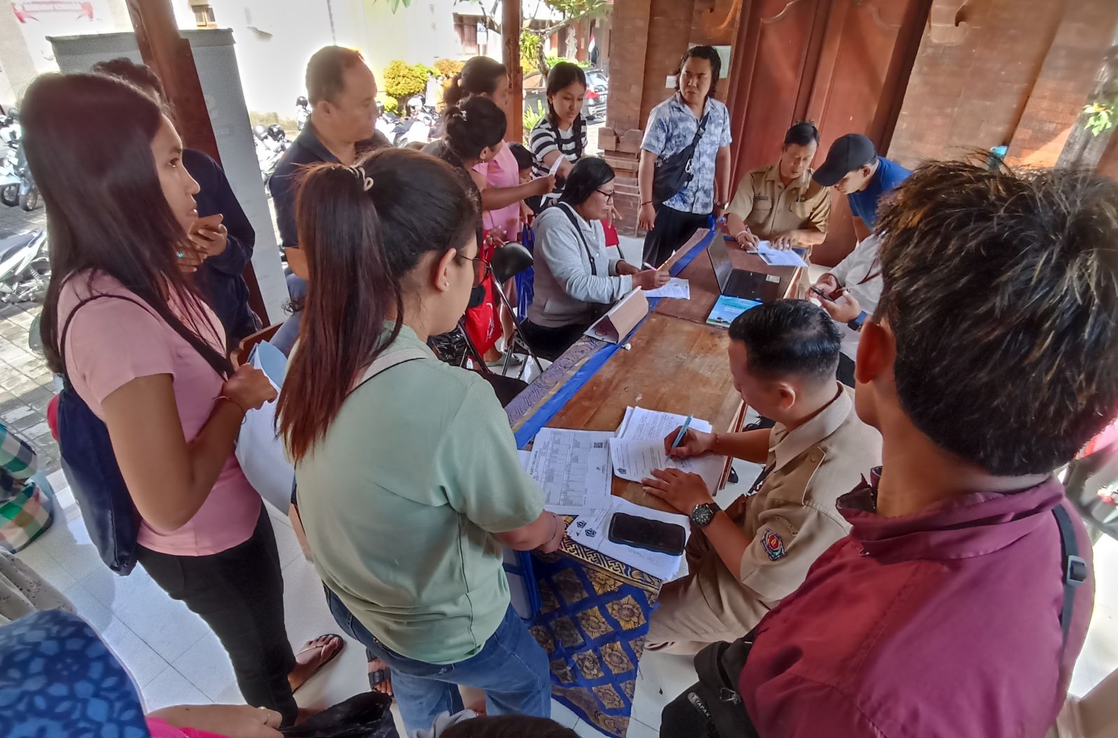 INGIN NEGERI: Suasana pendaftaran SPMB jalur domisili SMP di kota Denpasar yang dimulai 14 Juli 2025.