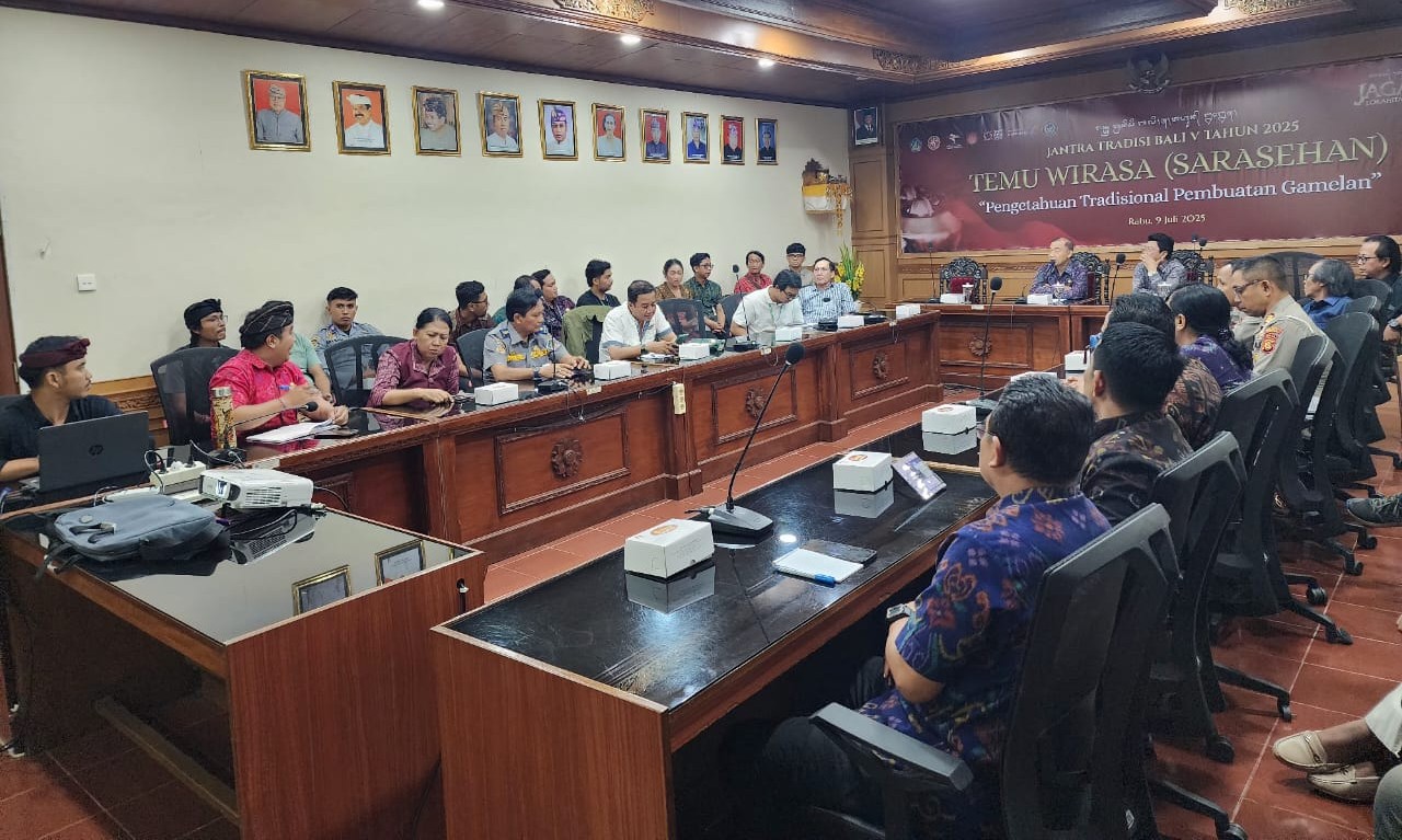 UNTUK RAKYAT: Suasana rapat pembahasan even kesenian usai pelaksanaan Pesta Kesenian Bali