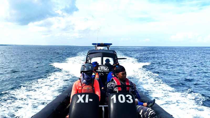 TERUS GELAR PENCARIAN : Pencarian hari ke -  13 di Perairan Selat Bali, Senin (24/7) lalu. (Foto: Tim SAR Jembrana)