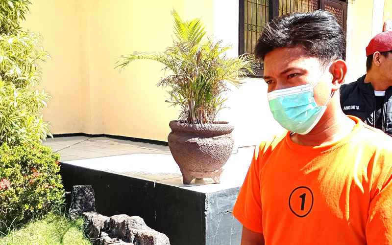 DIRINGKUS KARENA GANJA: Tersangka MA (nomor 1) tampak tegar meski ditangkap polisi, akibat kepemilikan ganja.(francelino junior/radar bali)