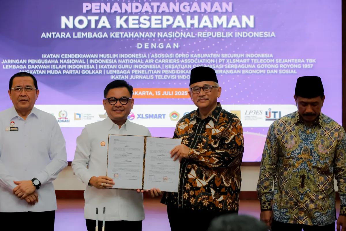 MOU: Ketua Umum LDII KH Chriswanto Santoso (tiga dari kiri) menunjukkan nota kesepahaman dengan Lemhanas.