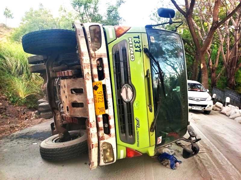 TERGULING : Truk bermuatan semen terguling di jalur Amlapura-Singaraja akibat tak kuat menanjak.  (Foto :Polsek Kubu)