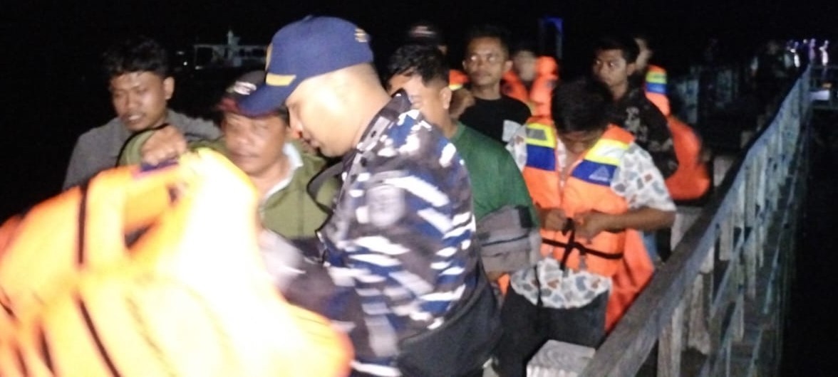 DIEVAKUASI : Penumpang kapal dievakusi saat kapal kandas  di Perairan selat Bali, sekitar 200 meter dari Pelabuhan Gilimanuk.(Foto: Pos AL Gilimanuk)