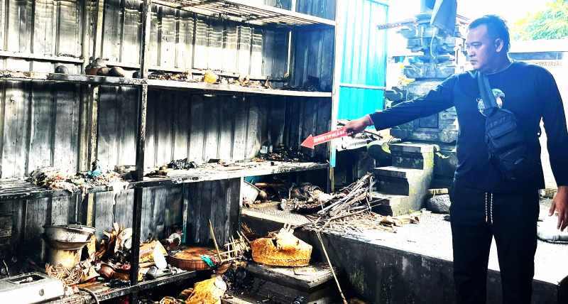 GELAR OLAH TKP: Polisi saat berada di lokasi kejadian musibah kebakaran sudut ruangan di Geria Anyar Tulikup. (istimewa)