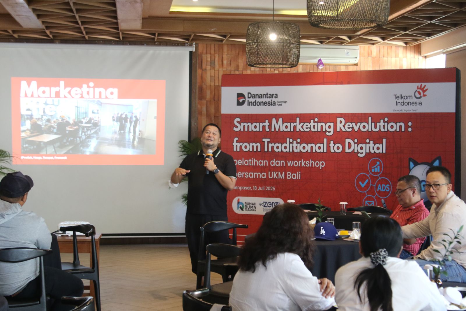 DIGITALISASI: Ary Pahleivi, SO Corporate Branding and Activation PT Telkom Tbk di Workshop UMKM Smart Marketing Revolustion di Denpasar, 18 Juli 2025.