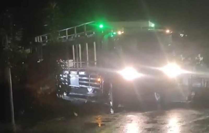 SITUASI MAJU KENA MUNDUR KENA: Truk bersumbu tiga dari arah Denpasar untuk menuju Gilimanuk malah menggunakan jalur alternatif dibelakang Polsek Selemadeg, Tabanan saat malam.  (istimewa)