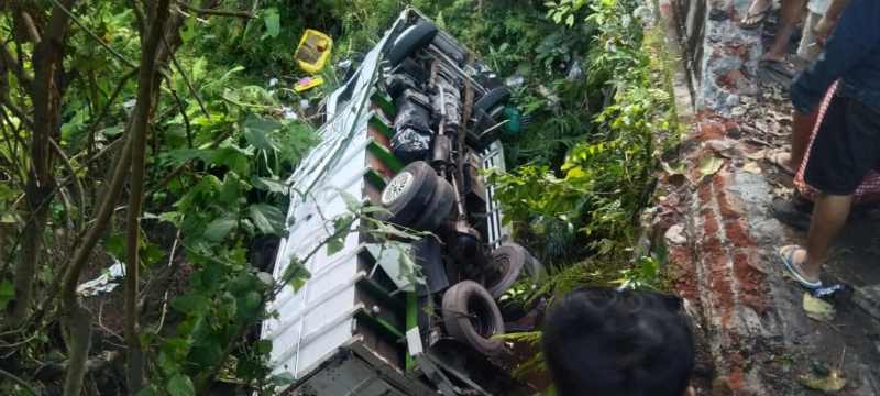 TERGELINCIR : Truk nahas ini masuk jurang akibat tak kuat nanjak di Desa Budakeling. (Foto polres Karangasem)