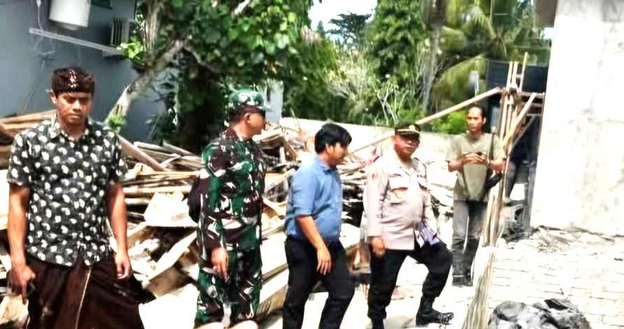 DIHENTIKAN : Vila bodong di kawasan Jalan Raya Prapat, Desa Ped, Kecamatan Nusa Penida  ini dihentikan tim gabungan. (Foto: Polsek Nusa Penida)