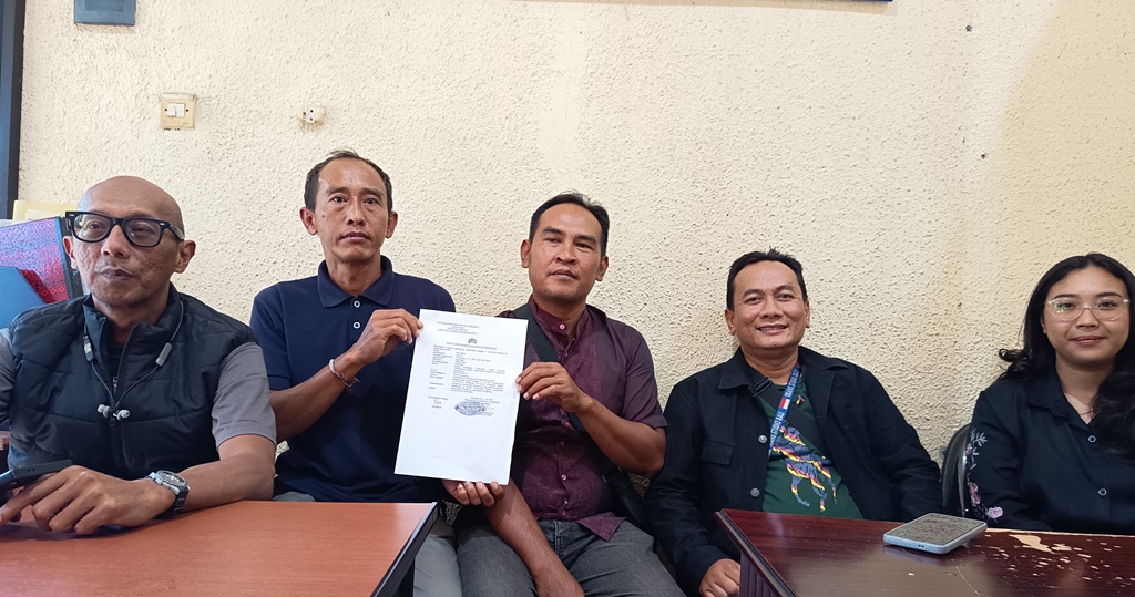 TUNTUT KEADILAN: I Nengah Cemeng (dua diri kiri) dan Budiman (tiga dari kiri) bersama tim kuasa hukumnya menunjukkan bukti melaporkan mantan Wabup Klungkung Ida Bagus Adnyana.