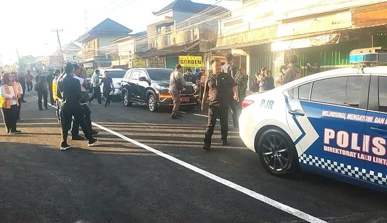 AKHIRNYA KELAR 10 HARI : Suasana pembukaan jalan di depan Pasar Bajera, Selemadeg Tabanan setelah dikebut 10 hari. (foto: juliadi/radar bali)