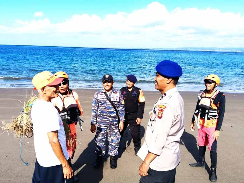 TERUS GELAR PENCARIAN KORBAN : Pencarian dengan penyisiran pantai Gilimanuk. (foto: tim SAR gabungan)