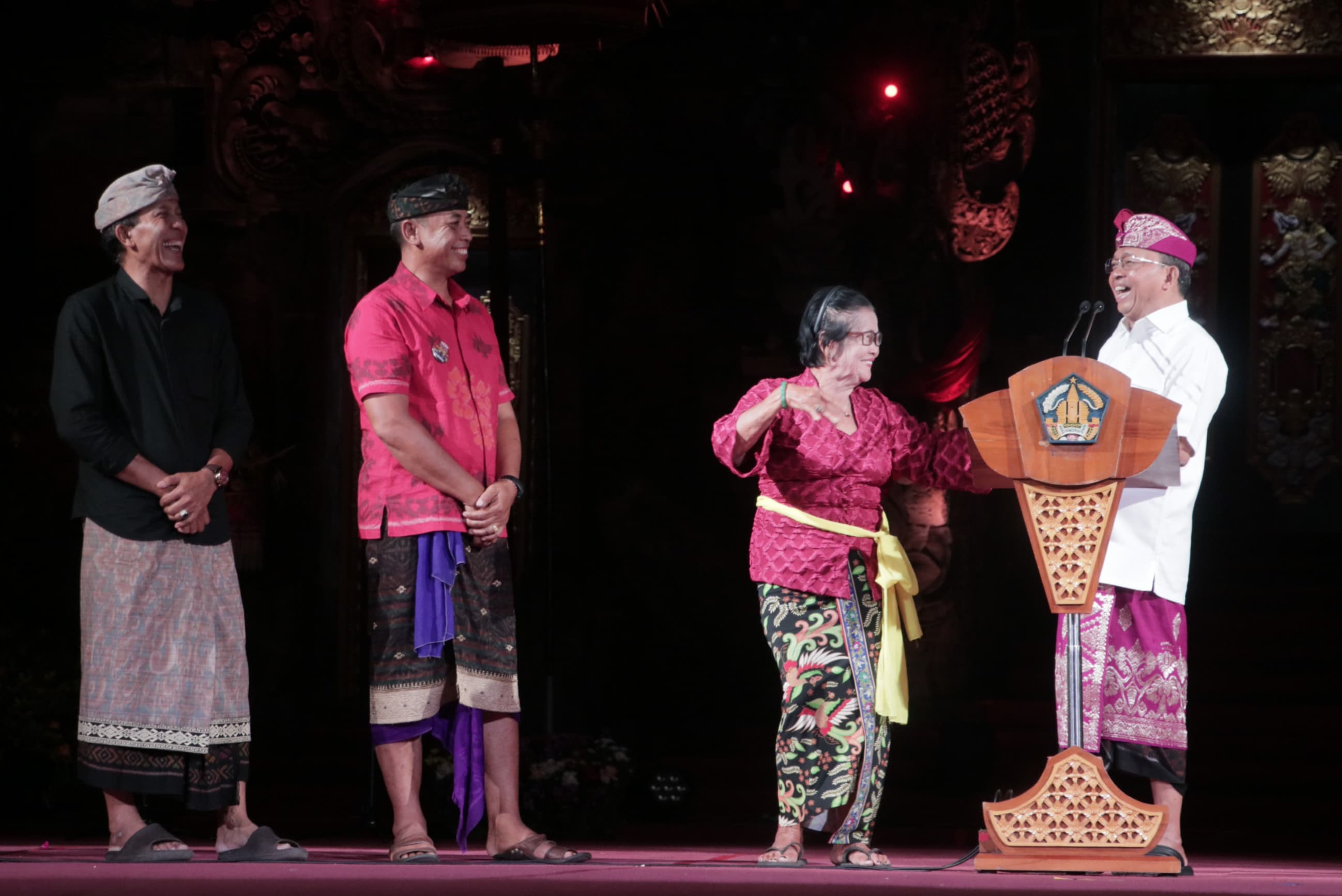 Gubernur Bali Wayan Koster (di podium) saat menutup PKB ke-XLVII tahun 2025  di Art Center di hadapan para seniman dan budayawan se Bali.