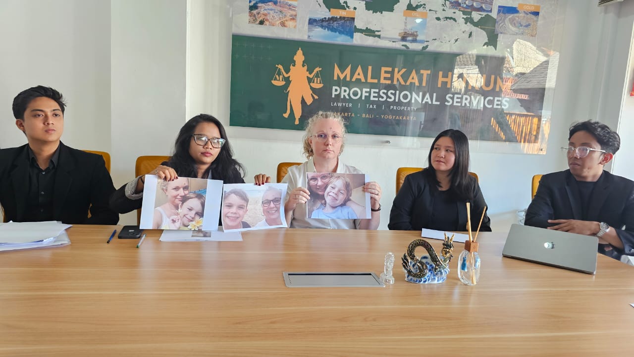 KEHILANGAN ANAK: Wanita Inggris Kathryn Dench (tengah) menangis sambil minta bantuan polisi. Dari kanan: I Gusti Ngurah Bayu Pradana (PH), Anna Fransiska Santoso (PH)