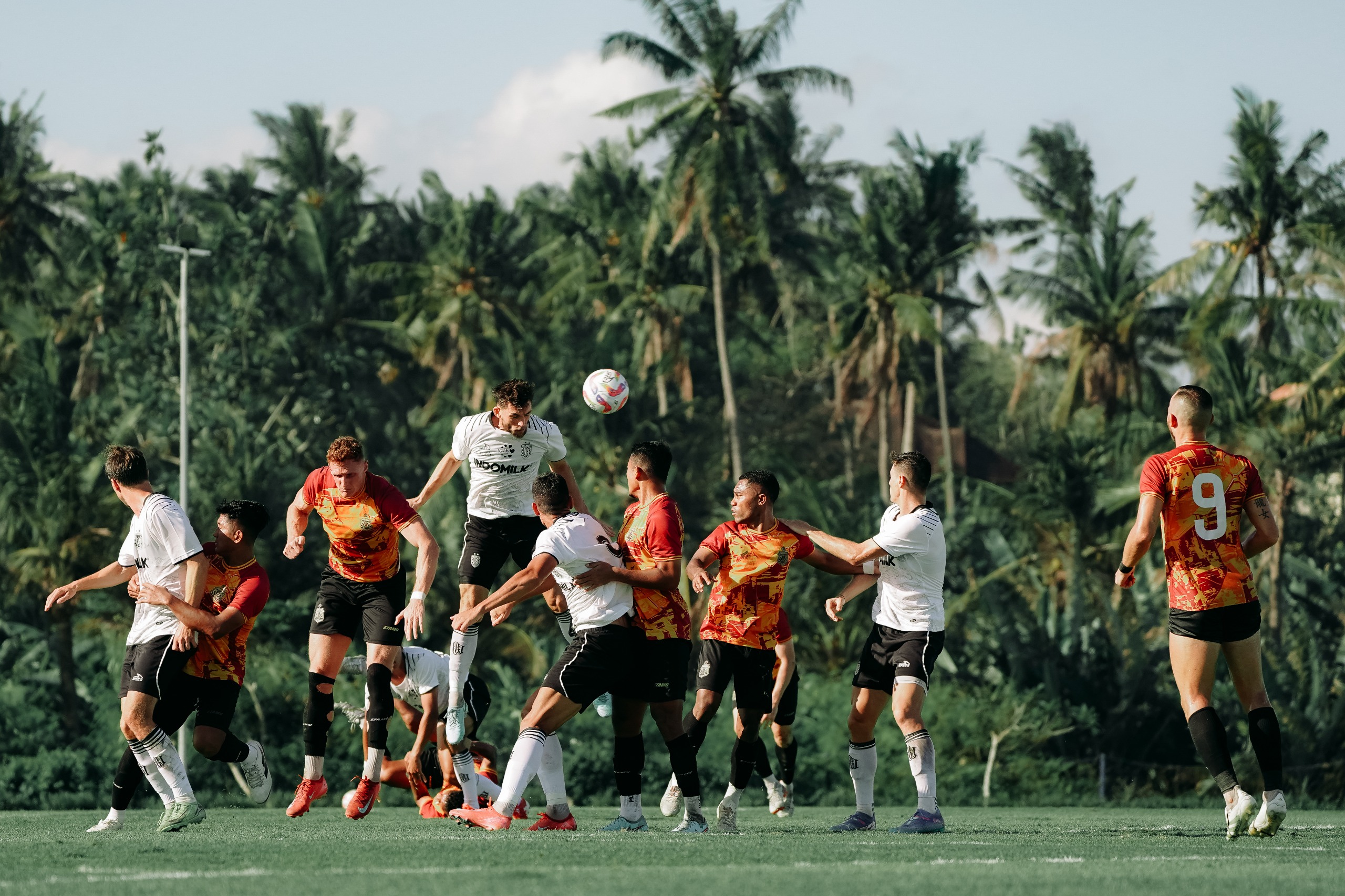 PEMANASAN - Skuad Bali United dan Bhayangkara Lampung FC dalam latih tanding di Bali United Training Center, Pantai Purnama, Gianyar, Sabtu (19/7) sore.