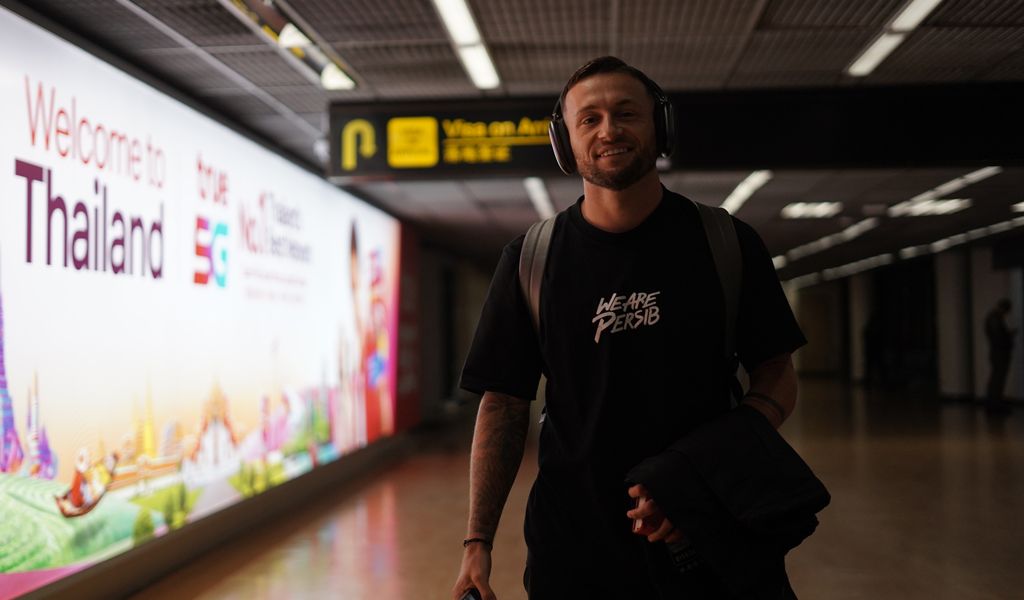 TENTUKAN TIM UTAMA - Pemain Persib Mark Antony Klok saat tiba di Thailand untuk menjalani pemusatan latihan pada 17-27 Juli 2025.