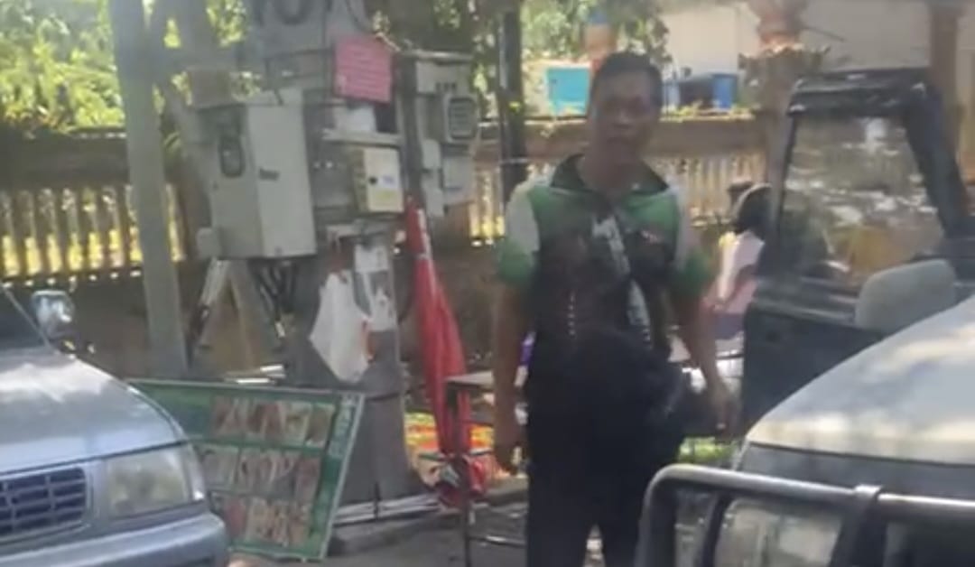 BERULAH: Aiptu Made DA berdiri di tengah jalan sambil lototin pelapor,  Jalan Letjen S. Parman, Denpasar, pada Minggu pagi (20/7/2025).