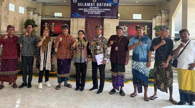 TERBAIK : Suasana saat verifikasi lapangan oleh tim penilai lomba desa terbaik dalam pelindungan PMI di Desa Tembok. (Foto: Pemdes Tembok untuk Radar Bali)