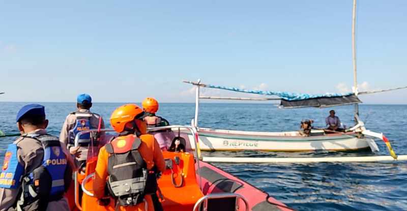 SUDAH KELAR PERPANJANGAN : Tim SAR gabungan bertemu nelayan di tengah laut saat operasi pencarian korban KMP Tunu Pratama Jaya. (Foto Pos AL Gilimanuk)