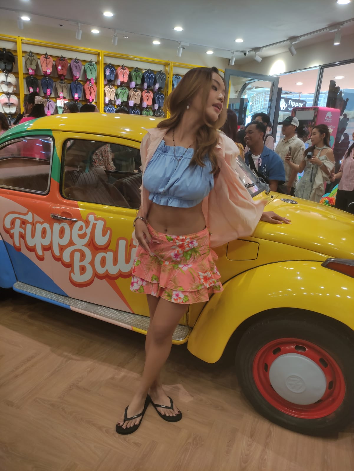 Store Flipper Kuta menjadi yang ke- 60 di Indonesia dan yang ke- 12 di Bali. Tampak model saat peresmian Store Flipper Kuta, Minggu (20/7/2025). (Marsellus Pampur/Radar Bali)