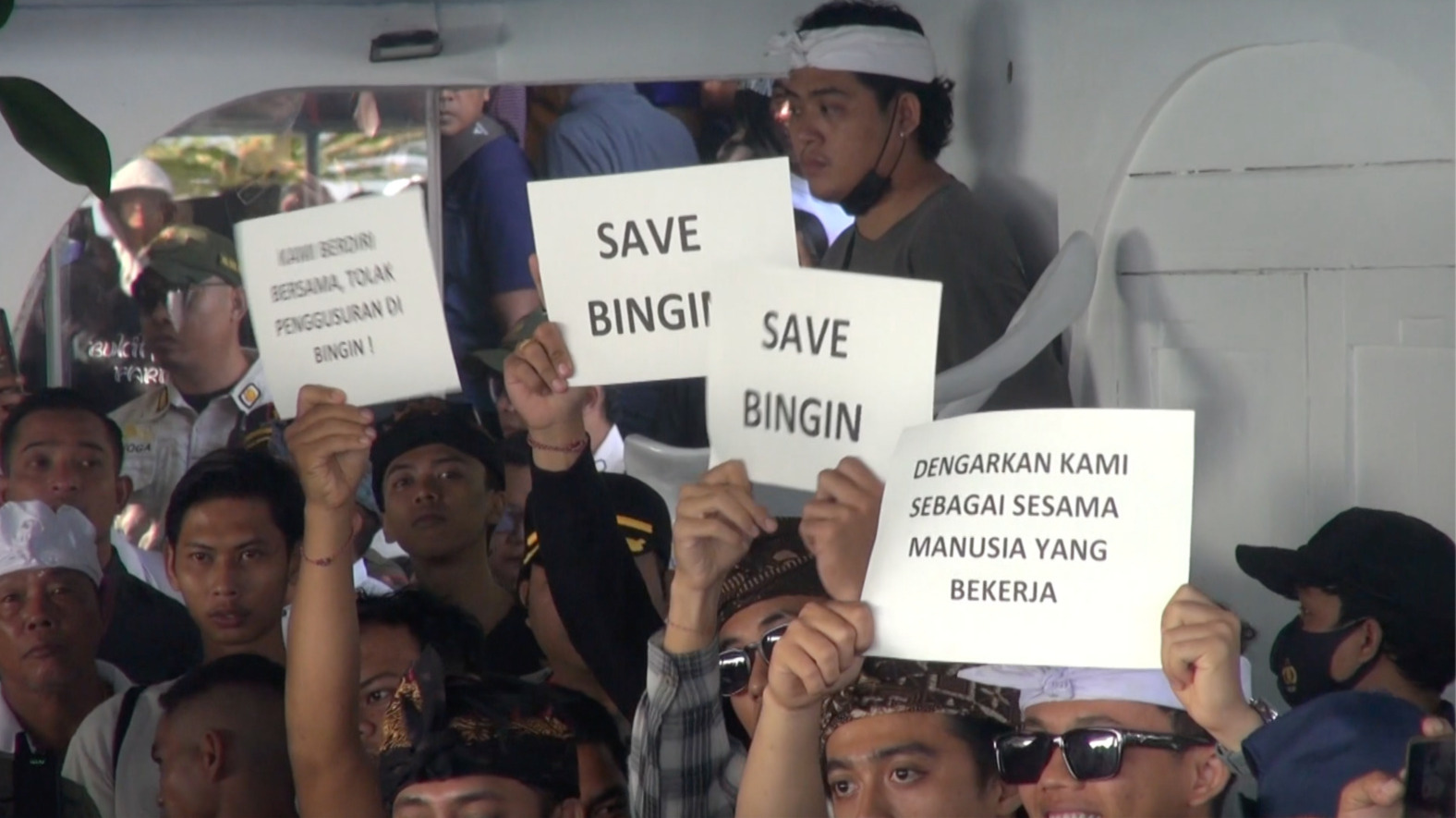 Warga membentangkan tulisan "Save Bingin" saat pembongkaran bangunan, Senin (21/7/2025).