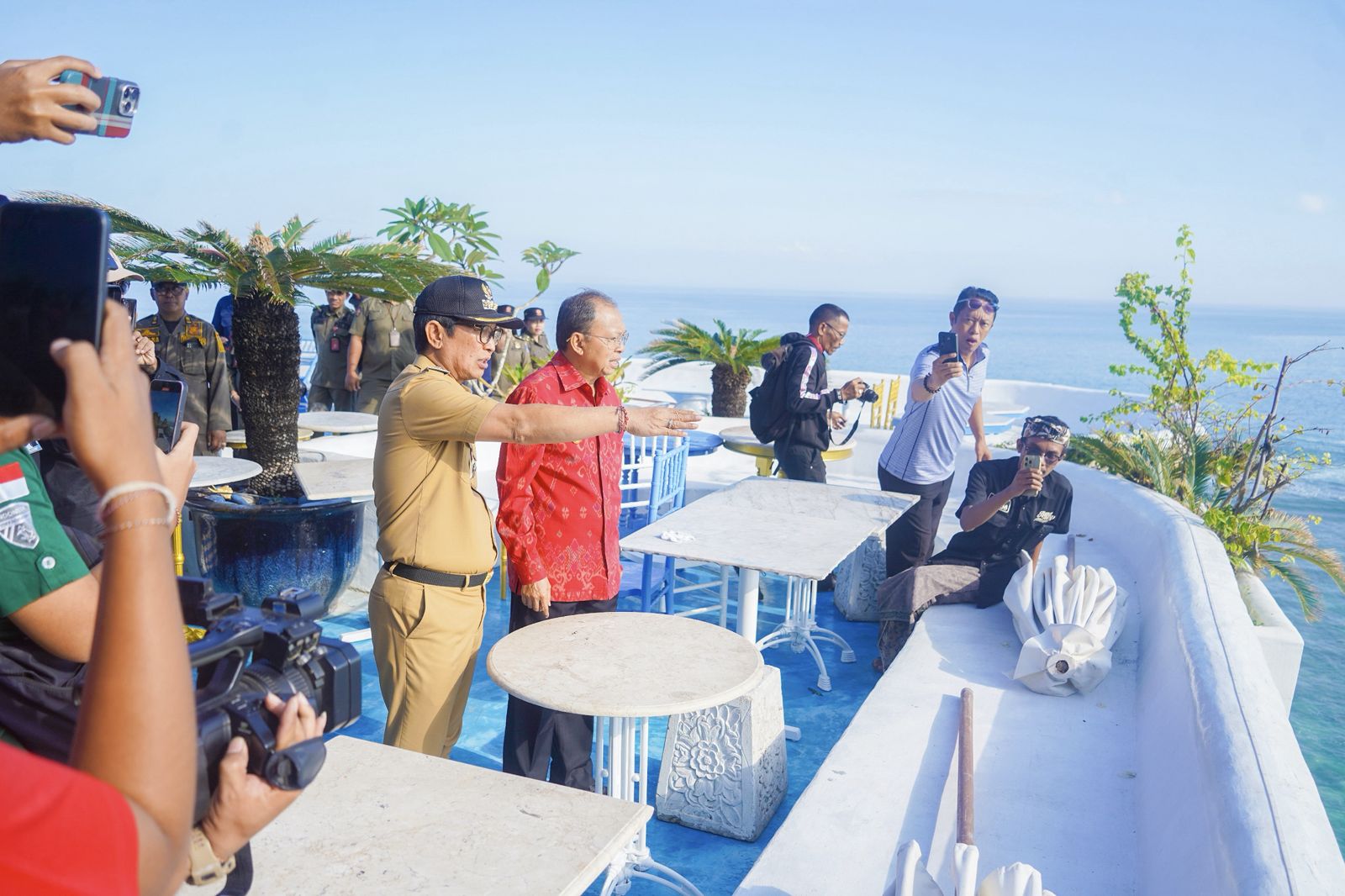 Bupati Wayan Adi Arnawa mendampingi Gubernur Bali Wayan Koster saat pembongkaran 48 bangunan yang melanggar di kawasan Pantai Bingin, Desa Pecatu, Kuta Selatan, Senin (21/7).