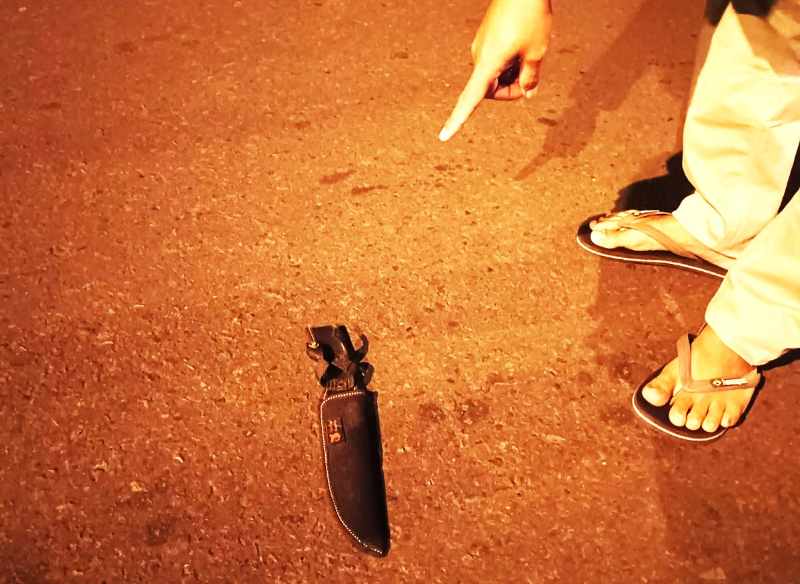 BARANG BUKTI : Aparat kepolisian saat mendatangi TKP dan menemukan barang bukti sarung pisau yang digunakan menusuk korban pada Senin  dini hari. (foto:istimewa)