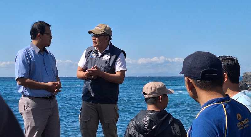 KUNJUNGAN KHUSUS : Kementerian KKP saat berkunjung ke Desa Seraya Timur.(zulfika Rahman/Radar Bali)