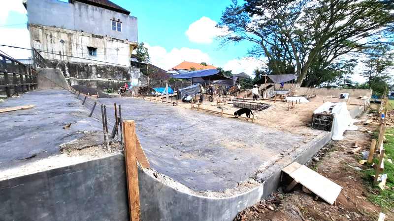BAKAL KEREN : Pengerjaan pembangunan lintasan skatepark di Lapangan Umum Kediri, Tabanan. (foto: juliadi/radar bali)