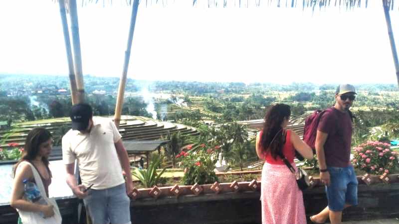 SEJUK DAN ASRI : Wisatawan asing Tengah menikmati kesyahduan panorama Jatiluwih, Desa Jatiluwih, Penebel Tabanan. (juliadi/radar bali)