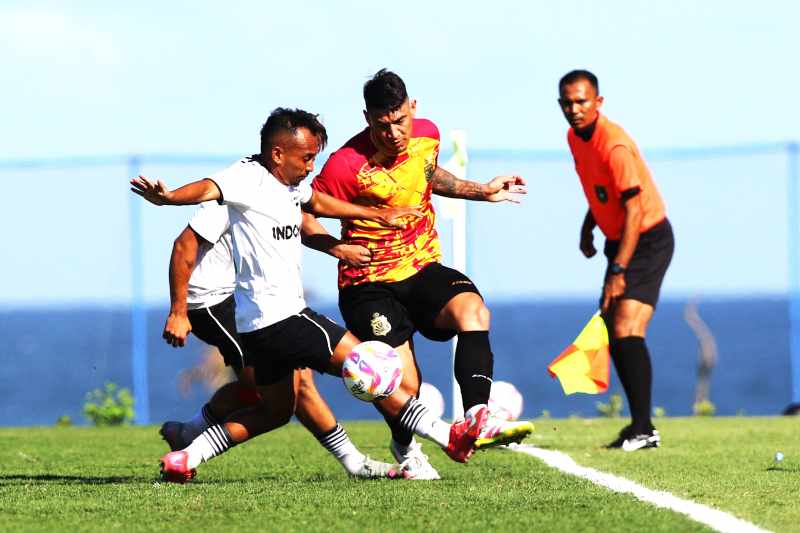 MATANGKAN SKEMA : Irfan Jaya, dari Bali  United saat uji tanding lawan Bhayangkara FC di training center  Pantai Purnama. Berikutnya akan melawan PSIM dan Deltras Sidoarjo.(foto:miftahuddin/radar bali