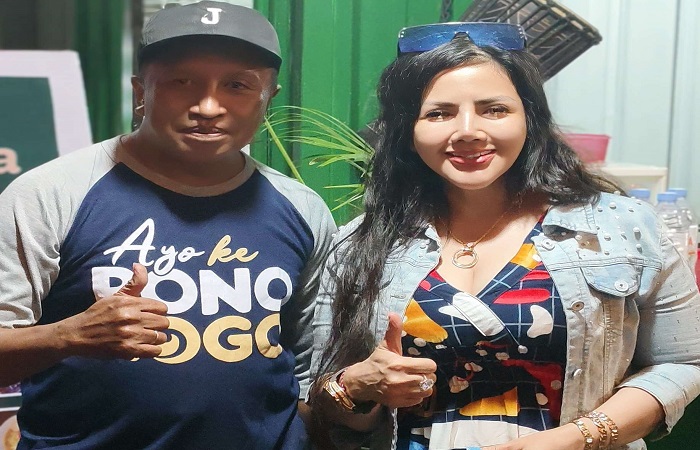 Barbie Kumalasari foto bersama pengunjung kedai.