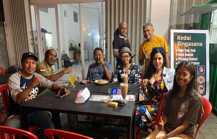 Artis Barbie Kumalasari (dua dari kanan) menikmati nasi goreng di Kedai Singasana bersama pengunjung lainnya. Kesederhanaan seorang Barbie terlihat jelas dari caranya makan di kedai tersebut.