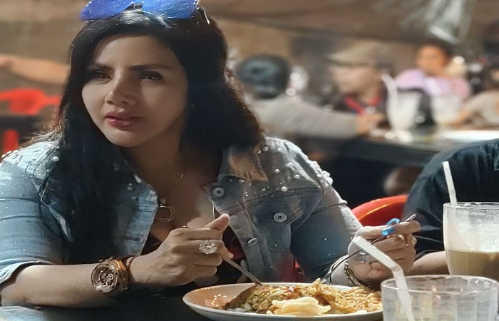 Artis Barbie Kumalasari menikmati nasi goreng di Kedai Singasana di Ruko Bajem Tabanan, Jalan Ir. Soekarno No.884, Dauh Peken, Tabanan, Bali, Senin (6/7) kemarin malam.