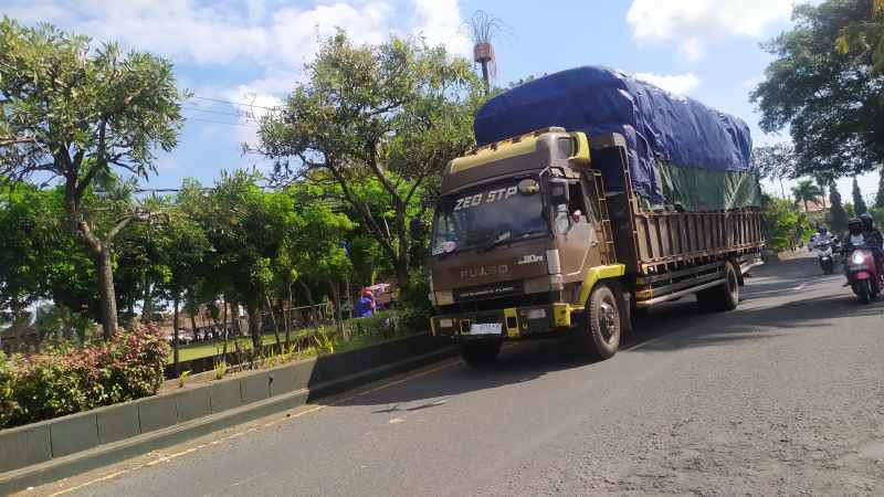 TRUK BESAR PALING RAWAN PELANGGARAN  : Salah satu angkutan barang melebihi muatan yang melintas di Jalan Denpasar &ndash; Gilimanuk. (M.Basir/Radar Bali)