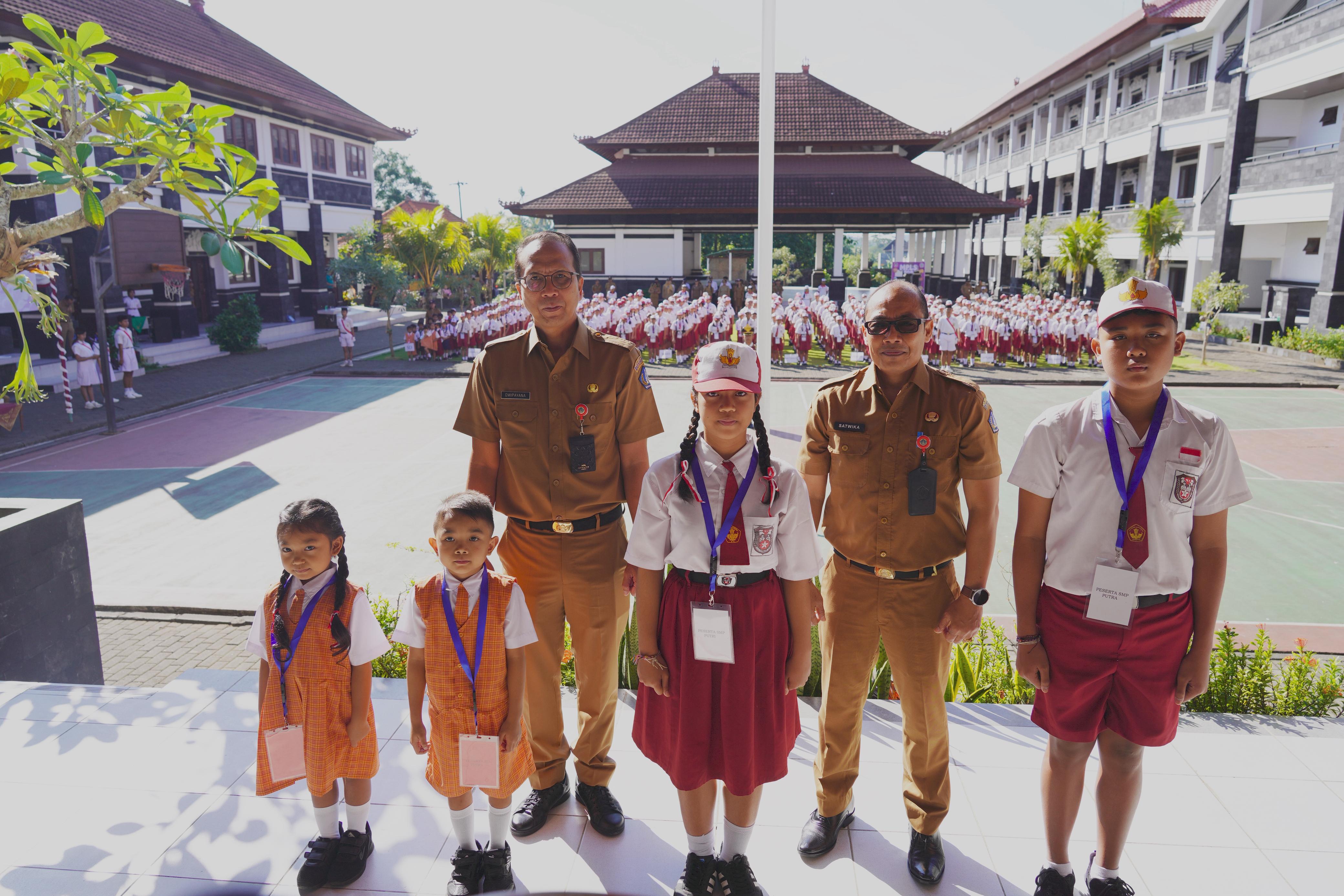 Kadisdikpora Badung I Gusti Made Dwipayana (kiri belakang) saat pembukaan MPLS di SMPN 5 Abiansemal, Senin (21/7/2025).