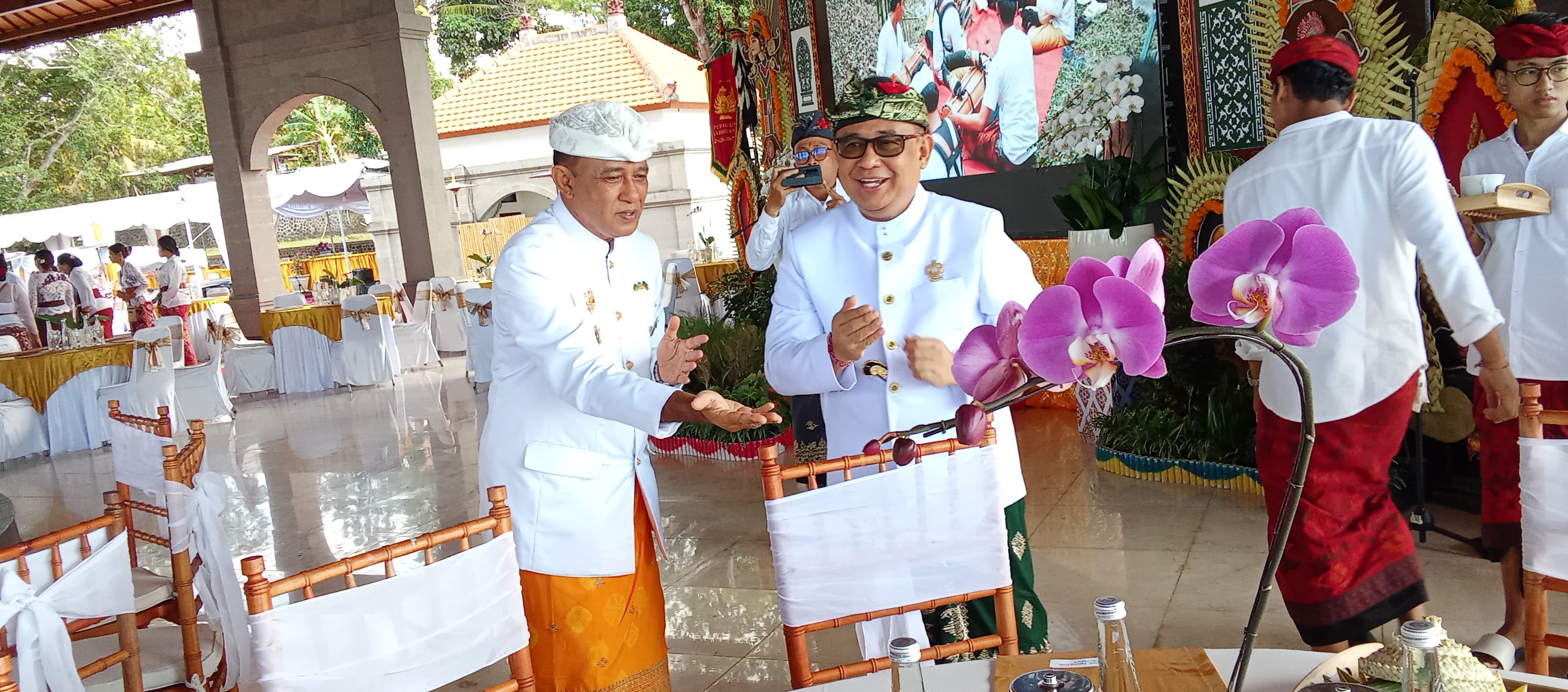 AA Gde Ngurah Ari Dwipayana (kanan) disambut Manggala Puri Agung Karangasem, Anak Agung Bagus Partha Wijaya.