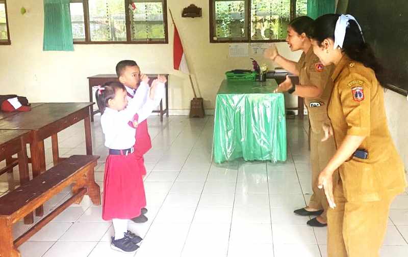MIRIP LES PRIVAT : SDN 10 Karangasem saat menggelar MPLS dengan hanya dua siswa saja. (foto: Zulfika Rahman/Radar Bali)