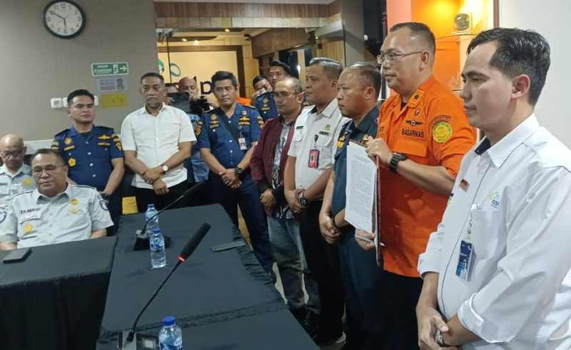 SERAHKAN BERITA ACARA : Foto penyerahan berita acara penutupan operasi SAR saat rapat di Pelabuhan Ketapang. (foto: Pos TNI AL Gilimanuk)