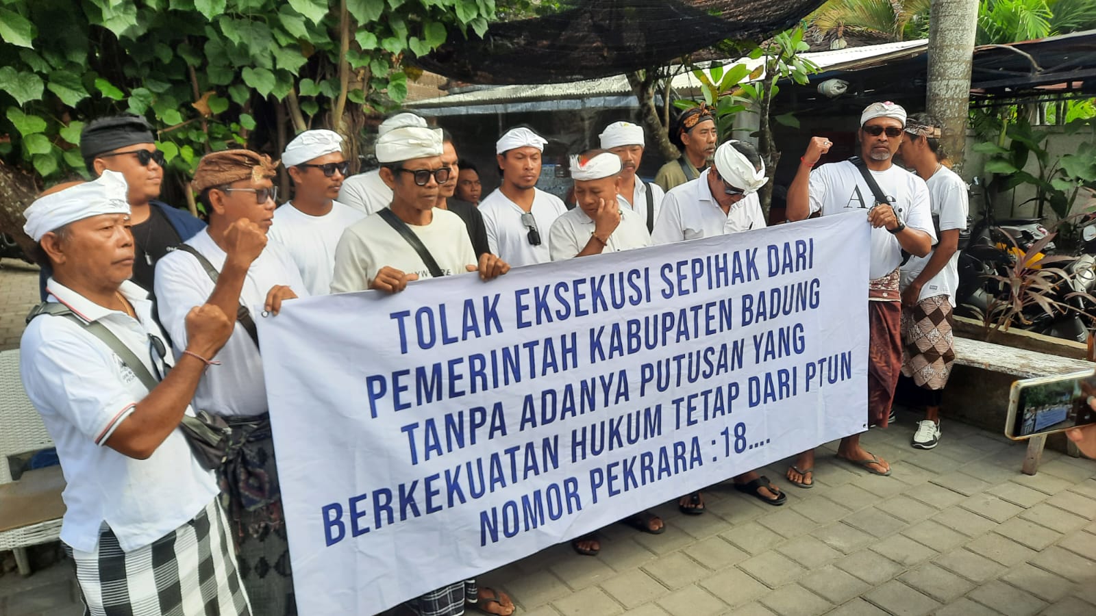 JALUR HUKUM: Warga sekitar pantai Bingin Kuta Selatan menolak pembongkaran lapak pedagang