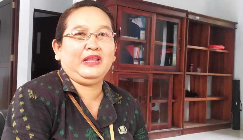 INGATKAN PERLUNYA SOSIALISASI : Kepala UPTD PPA Jembrana Ida Ayu Sri Utami Dewi. (foto: M.Basir/Radar Bali)