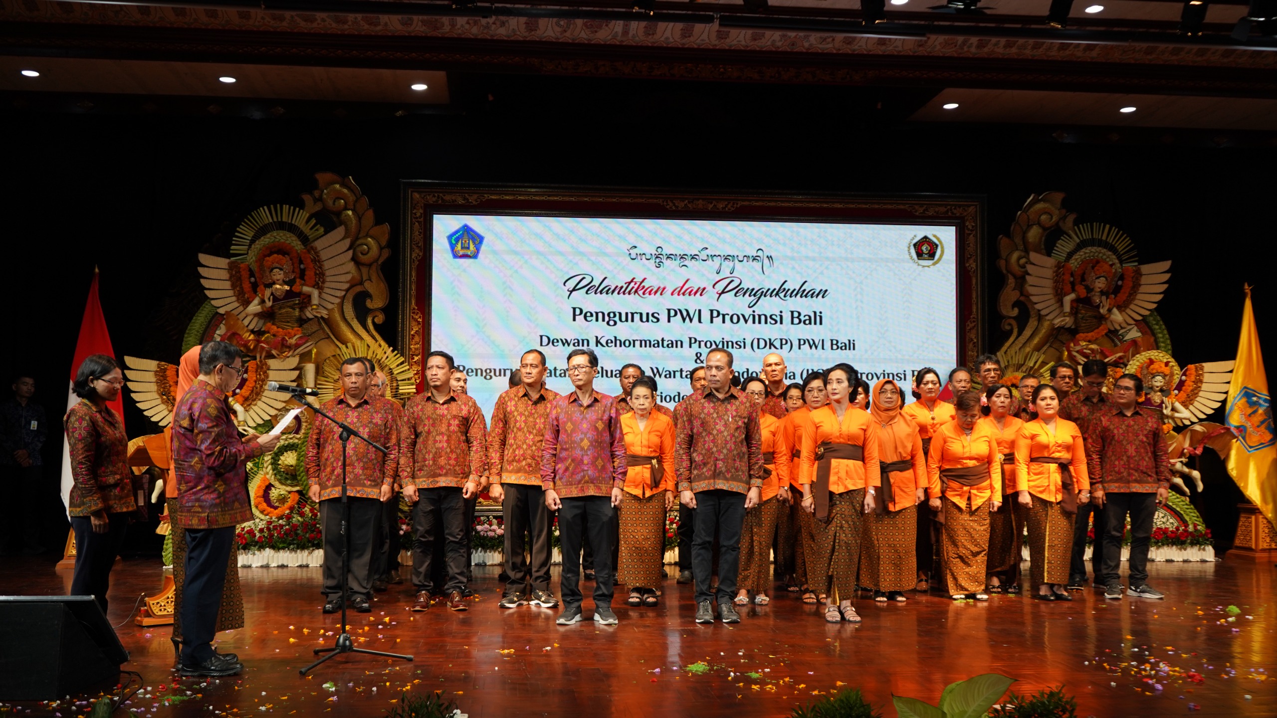 Para pengurus baru Persatuan Wartawan Indonesia (PWI) Provinsi Bali yang baru dilantik.