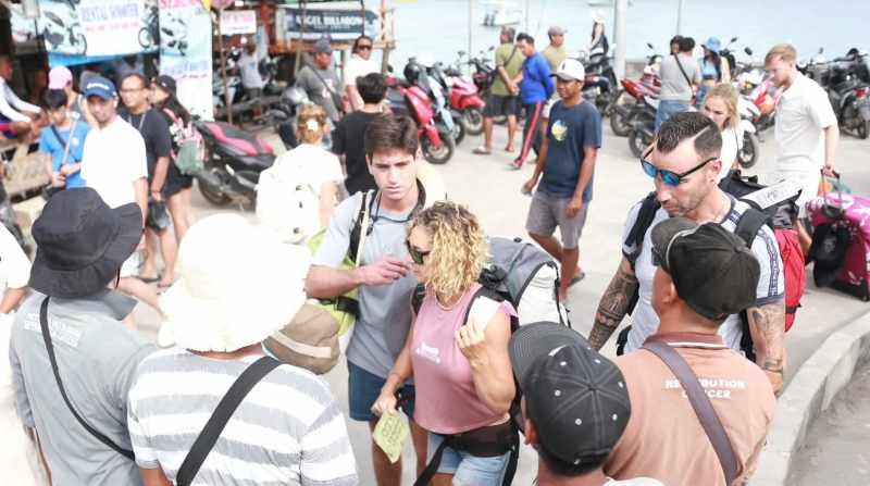 CARA MANUAL : Pembayaran pungutan Retribusi Pelayanan Tempat Rekreasi, Pariwisata dan Olahraga di Kecamatan Nusa Penida. (Foto: Humas Pemkab Klungkung)