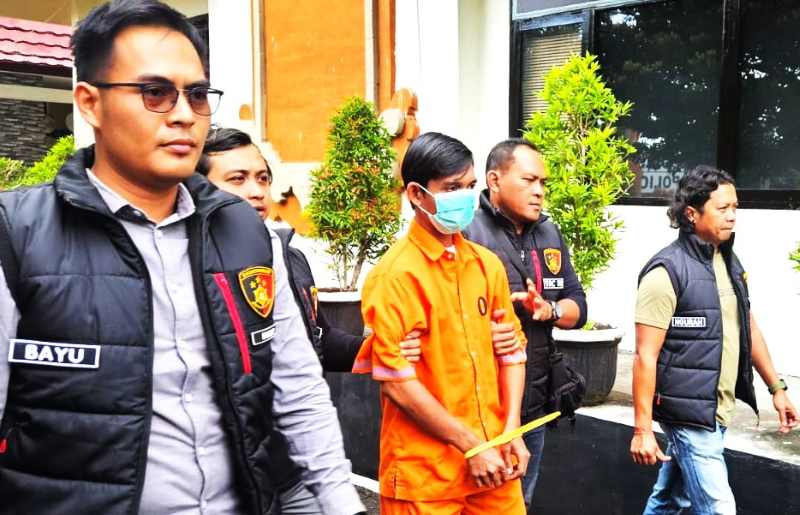 JADI TERSANGKA : Pelaku penusukan  I Komang Erawan (berbaju tahanan) saat dihadirkan dalam rilis kasus penusukan. (zulfika Rahman)